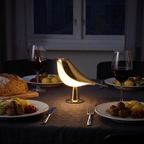 Lampe Oiseau dorée, seule lumière d'un dîner pour deux