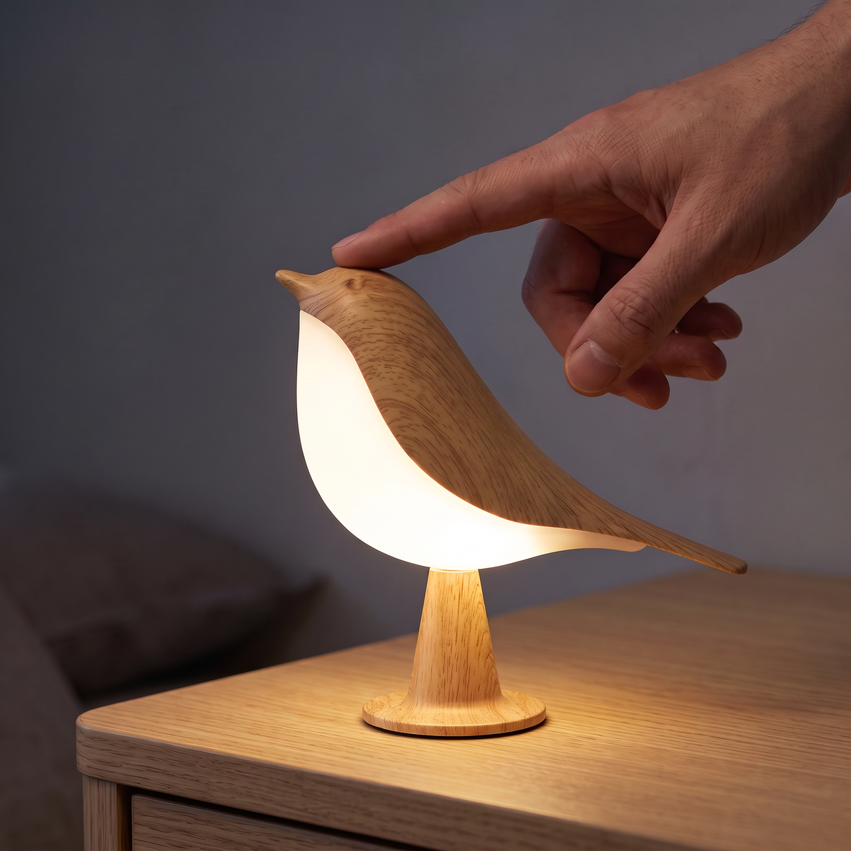 Un doigt sur la tête : la Lampe Oiseau s'allume et se règle au toucher