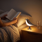 Lecture au lit, Lampe Oiseau argentée en liseuse sur la table de chevet