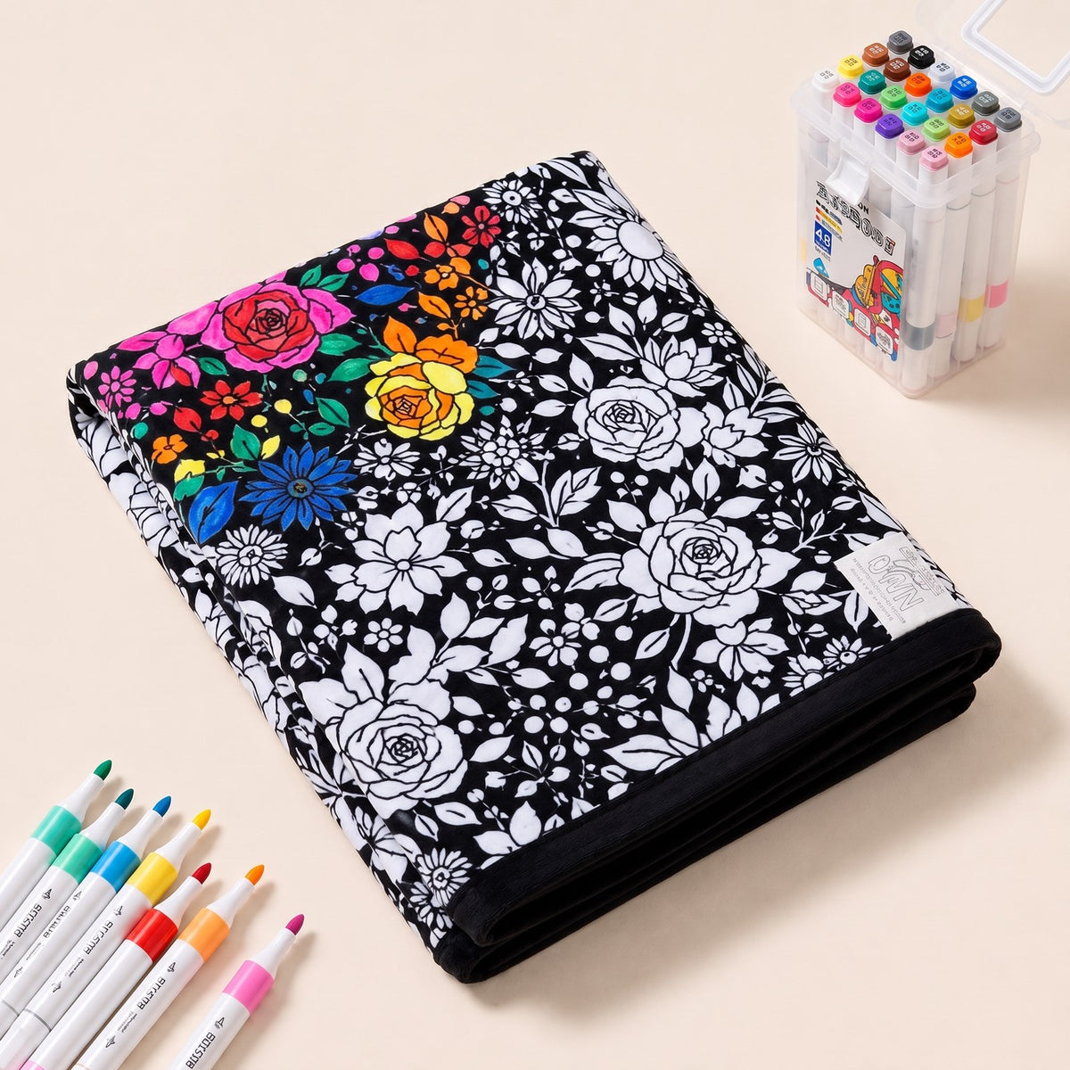 Coloriz motif Fleurs, pliée avec ses feutres