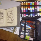 Fils de couleurs et aiguilles rangés dans leur trousse
